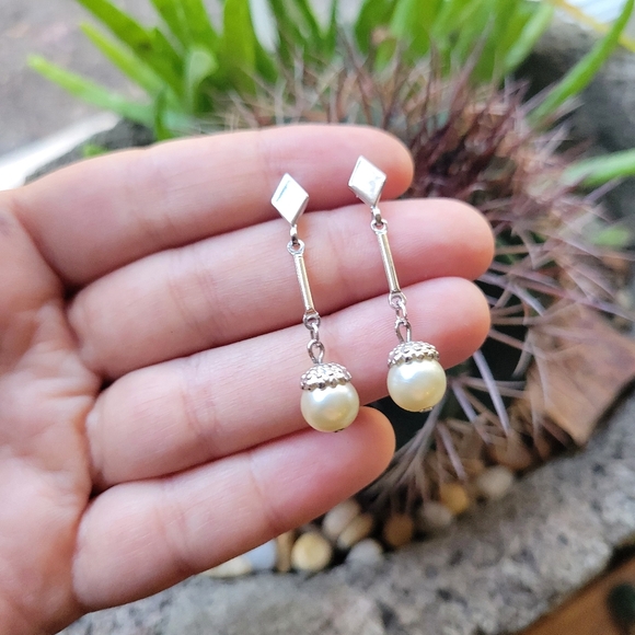 Vintage Avon Silver Simple Dainty Classic Pearl Drop Hanging Stud Earrings - Picture 13 of 16